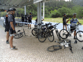 ciclistas na esta��o de comboio de Mele�as