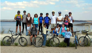 grupo de ciclistas e famlia em pose na barragem do alqueva
