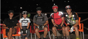 foto do grupo de ciclistas na praia grande  noite