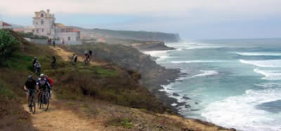 Ciclistas junto ao mar