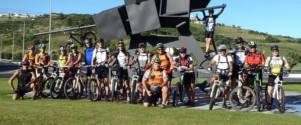 foto de grupo em torres vedras junto ao monumento ao ciclista